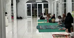 Warga Kembangan Selatan, Kembangan, Jakbar, mengungsi di masjid karena rumah masih kebanjiran, Selasa 8 Juli 2025. (Sumber: POSKOTA | Foto: Pandi Ramedhan)