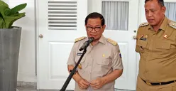 Gubernur Jakarta, Pramono Anung saat menyampaikan pernyataan kepada awak media didampingi Wali Kota Bekasi, Tri Adhianto, di Balai Kota DKI Jakarta, Selasa, 8 Juli 2025. (Sumber: POSKOTA | Foto: M Tegar Jihad)