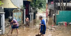 Sejumlah warga berusaha membersihkan lingkungan mereka dari lumpur imbas banjir yang terjadi. BPBD menyebut sebanyak 62 RT di Jakarta dilaporkan tergenang, Selasa, 8 Juli 2025. (Sumber: Poskota/Pandi Ramedhan)