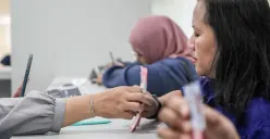 Warga mengambil dana Pencairan Bantuan Subsidi Upah (BSU) tahap 1 di Graha Pos Indonesia, Jakarta, Rabu, 9 Juli 2025. (Sumber: Poskota/Bilal Nugraha Ginanjar)