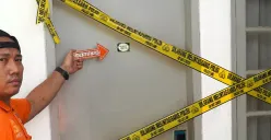 Garis polisi dipasang di depan kamar kos diplomat muda Kementerian Luar Negeria yang ditemukan meninggal dunia dengan kondisi kepala dilakban. (Sumber: POSKOTA | Foto: Ali Mansur)