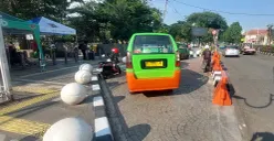 Area lay bay di depan Alun-alun Kota Bogor, disediakan khusus sebagai titik naik dan turun penumpang angkot. (Sumber: POSKOTA | Foto: Sekar Putri Andini)