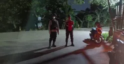 Anggota Polsek Tajurhalang tingkatkan patroli di daerah rawan begal Jalan Raya Parung Hijau, Desa Tonjong, Kecamatan Tajurhalang, Jumat, 11 Juli 2025, dini hari. (Sumber: Poskota/Angga Pahlevi)
