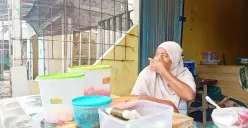 Ria Suryani, 47 tahun, pedagang lontong sayur di Babelan, Kabupaten Bekasi, kini hidup dalam ketidakpastian usai rumahnya digusur pada Rabu lalu karena berdiri di atas lahan pemerintah. (Sumber: Poskota/Nurpini Aulia Rapika)