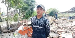 Muhammad Suhendra, 35 tahun, pemilik warung legendaris Gabus Pucung Betawi berdiri di tempat usahanya yang kini telah rata dengan tanah usai digusur karena berdiri di atas lahan pemerintah. (Sumber: Poskota/Nurpini Aulia Rapika)