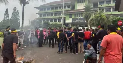 Aksi unjuk rasa para pedagang Pasar Sentiong di depan Kantor Bupati Tangerang, Kawasan Puspem Tigaraksa, Jumat, 11 Juli 2025. (Sumber: Dok. Humas Polresta Tangerang)