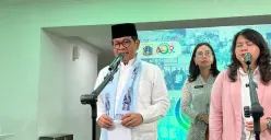 Gubernur Jakarta, Pramono Anung saat menyampaikan pernyataan kepada awak media di Balai Kota Jakarta, Jumat, 11 Juli 2025. (Sumber: Poskota/M. Tegar Jihad)