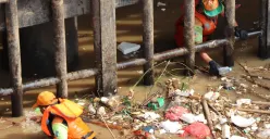 Petugas UPK Badan Air Dinas Lingkungan Hidup DKI Jakarta saat melakukan pembersihan sampah di sejumlah sungai Jakarta. (Sumber: Kominfotik DLH Jakarta)
