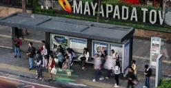 Pekerja melintasi pedestrian saat jam pulang kerja di kawasan Jalan Jenderal Sudirman, Jakarta, Selasa, 27 Mei 2025. (Sumber: Poskota/Bilal Nugraha Ginanjar)