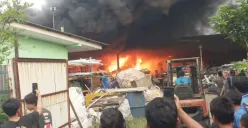 Kebakaran hebat sebuah gudang rongsokan di Jalan Wibawa Mukti, RT 005/RW 005, Kelurahan Jatiluhur, Kecamatan Jatiasih, Kota Bekasi, Minggu, 13 Juli 2025. (Sumber: Dok. Disdamkarmat Kota Bekasi)