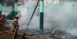 Petugas Damkar Sektor Parung bersama tim gabungan berupaya memadamkan api yang membakar bangunan pondok pesantren di Gunung Sindur, Kabupaten Bogor, pada Minggu, 13 Juli 2025. (Sumber: Damkar Sektor Parung)