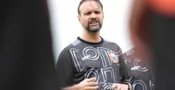 Potret pelatih Persija Jakarta, Mauricio Souza yang memutuskan membuang satu pemain usai Piala Presiden 2025. (Sumber: Persija)