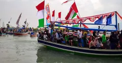 Nelayan di Carita, Pandeglang, saat hendak melakukan larung saji dalam acara ruat laut pada Minggu, 13 Juli 2025. (Sumber: POSKOTA | Foto: Samsul Fatoni)