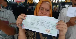 Laksmianti, 52 tahun, warga Rawabebek, Kecamatan Bekasi Barat, Kota Bekasi harus menelan pil pahit setelah menjadi korban penipuan kontrakan bodong. Ia mengalami kerugian hingga Rp 135 juta rupiah. (Sumber: Poskota/Nurpini Aulia Rapika)