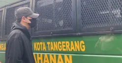 Pesinetron Jonathan Frizzy resmi dipindahkan ke Lapas Pemuda Kota Tangerang, Senin, 14 Juli 2025. (Sumber: Poskota/Primayanti Juli Kumala Manalu)