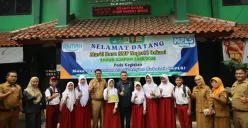 Wakil Wali Kota Bekasi, Abdul Harris Bobihoe, saat meninjau pelaksanaan MPLS di SMPN 1 Kota Bekasi, Senin 14 Juli 2025. (Sumber: Humas Pemkot Bekasi)