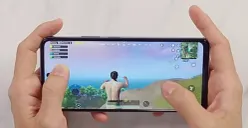 Ilustrasi seseorang menggunakan smartphone dengan posisi pandang yang benar sebagai salah satu cara menjaga kesehatan mata agar tidak mudah lelah akibat terlalu lama menatap layar. (Sumber: YouTube/Gadgetin)