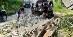 Truk bermuatan hebel yang sempat terperosok di jombang, Ciputat, Tangsel kini berhasil dievakuasi dengan alat berat pada Selasa, 15 Juli 2025. (Sumber: Poskota/Primayanti Juli Kumala Manalu)