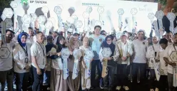 Menteri Perumahan dan Pemukiman Indonesia Maruar Sirati serahkan secara simbolis kunci kepada 100 debitur dari bank bjb Pembiayaan  Kredit Pemilikan Rumah Sejahtera FLPP di Provinsi Jawa Barat. (Sumber: Dok. bank bjb)