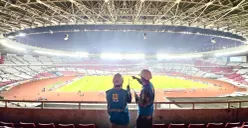 Petugas PLN tengah melakukan pengecekan sistem kelistrikan di area Stadion Utama Gelora Bung Karno (SUGBK) sebelum dimulainya laga perdana AFF U-23 2025 kemarin. (Sumber: Dok. PLN UID Jakarta Raya)