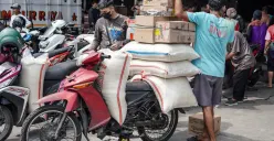 Pekerja mengangkat karung beras di Pasar Beras Cipinang, Jakarta Timur, Selasa, 15 Juli 2025. (Sumber: Poskota/Bilal Nugraha Ginanjar)