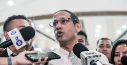 Kasus korupsi pengadaan Chromebook membuat Nadiem Makarim ditetapkan sebagai tersangka. Berikut kronologi lengkap, latar belakang program, dan nilai kerugian negara yang ditanggung. (Sumber: Poskota/Bilal Nugraha Ginanjar)