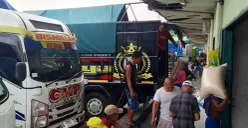 Sejumlah pekerja mengangkut beras di Pasar Induk Beras Cipinang, Jakarta Timur, Rabu, 16 Juli 2025. (Sumber: POSKOTA | Foto: Pandi Ramedhan)