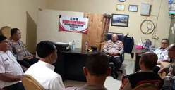 Kapolsek Beji, Kompol Josman Harianja menggelar Ngopi Kamtibmas bersama perwakilan UPT dan pedagang Pasar Kemiri Muka Beji, Kota Depok, Rabu sore, 16 Juli 2025. (Sumber: POSKOTA | Foto: Angga Pahlevi)