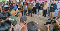 Puluhan warga dari berbagai kelurahan di Kecamatan Bantar Gebang, Kota Bekasi, menggelar aksi unjuk rasa di depan fasilitas RDF milik Pemprov Jakarta, Rabu 16 Juli 2025. (Sumber: Poskota/Nurpini Aulia Rapika)