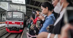 Ilustrasi penumpang Commuter Line. (Sumber: Poskota/Bilal Nugraha Ginanjar)