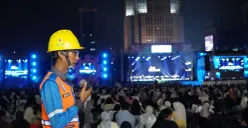 Petugas PLN senantiasa memantau kondisi kelistrikan secara real time selama acara Bigu Festival 2025 berlangsung untuk memastikan sistem kelistrikan berjalan andal dan tanpa gangguan. (Sumber: Dok. PLN UID Jakarta Raya)