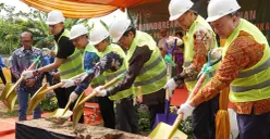 Menteri Agama RI Nasaruddin Umar melakukan groundbreaking pembangunan Gedung Pusat Layanan Informasi Pendidikan di Sekolah Tinggi Agama Buddha Negeri (STABN) Sriwijaya Tangerang, Banten. (Sumber: Dok. Ditjen Bimas Buddha)