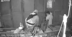 Tangkapan layar CCTV merekam aksi komplotan pencuri yang sedang membobol sebuah toko Ceria Bangunan di Jalan Raya Rawa Kalong, Desa Karangsatria, Tambun Utara, Kabupaten Bekasi. (Sumber: Istimewa)
