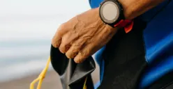 Ilustrasi smartwatch untuk traveling, baterai tahan lama. (Sumber: Freepik)