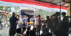 Polisi mengangkut puluhan remaja yang diduga akan terlibat dalam tawuran antar geng di kawasan Lubang Buaya, Jakarta Timur. (Sumber: Polsek Cipayung)