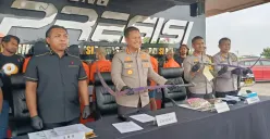 Polres Metro Bekasi Kota menangkap dua orang dewasa anggota Western Society yang hendak tawuran dan membawa senjata tajam di kawasan Kalibaru, Kecamatan Medan Satria, Kota Bekasi, Jumat, 18 Juli 2025. (Sumber: Poskota/Nurpini Aulia Rapika)