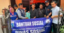 Sudinsos Jakarta Selatan menyalurkan bantuan kepada korban kebakaran di Bukit Duri, Tebet, Jakarta Selatan, pada Sabtu, 19 Juli 2025. (Sumber: POSKOTA | Foto: M Tegar Jihad)