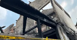 Garis polisi dipasang di rumah kontrakan di Tebet, Bukit Duri, Jakarta Selatan, usai terbakar pada Sabtu, 19 Juli 2025, yang menewaskan 4 anak. (Sumber: POSKOTA | Foto: M Tegar Jihad)