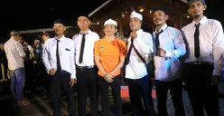 Bupati Purwakarta, Saepul Bahri Binzein, bersama sejumlah petugas kebersihan saat acara tukar nasib di Pendopo Purwakarta, Jumat malam, 18 Juli 2025. (Sumber: Diskominfo Purwakarta)