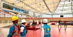 Petugas PLN melakukan pengecekan sistem distribusi listrik sebagai bagian dari persiapan teknis jelang SEA V.League 2025 untuk memastikan pasokan listrik tetap andal dan aman selama pertandingan. (Sumber: Dok. PLN UID Jakarta Raya)