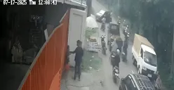 Tangkap layar CCTV yang menunjukkan aksi pemalakan dan penodongan oleh oknum anggota ormas kepada pedagang nanas di Jalan Mustikasari, Kecamatan Mustikajaya, Kota Bekasi.