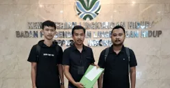 Aktivis dari JPMI dan HMI saat hendak menyerahkan dokumen laporan ke KLHK terkait dugaan pencemaran lingkungan oleh CV GSM di Panimbang, Kabupaten Pandeglang. (Sumber: Dok JPMI)