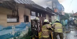 Kebakaran warung makan di kawasan Cilincing, Jakarta Utara, Senin, 21 Juli 2025. (Sumber: Damkar)