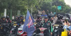 Polisi mengawal massa aksi ojol untuk berunjuk rasa di Istana Merdeka, Jakarta Pusat, Senin, 21 Juli 2025. (Sumber: Poskota/Pandi Ramedhan)