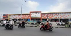 Suasana di Pasar Badak Pandeglang. Melemahnya daya beli masyarakat, membuat PAD Kabupaten Pandeglang dari sektor pasar tradisional seret. (Sumber: Poskota/Samsul Fatoni)
