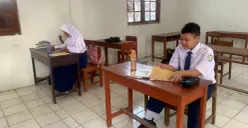 Suasana KBM di ruang kelas 7 SMP Persada Bhakti yang hanya diikuti tiga orang siswa pada Senin, 21 Juli 2025. (Sumber: Istimewa)