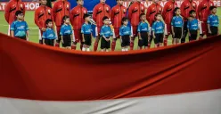 Para pemain Timnas U-23 Indonesia menyanyikan lagu kebangsaan Indonesia Raya  dalam pertandingan penyisihan Grup A Piala AFF U-23 2025 di Stadion Utama Gelora Bung Karno (SUGBK), Senayan, Jakarta. (Sumber: Poskota/Bilal Nugraha Ginanjar)