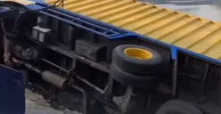 Truk bermuatan buku  terperosok ke Situ Jatijajar, Kecamatan Tapos, Kota Depok. (Sumber: Instagram/@depokupdate.co)