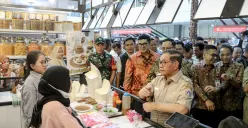 Gubernur Jakarta, Pramono Anung, saat meninjau lomba digitalisasi pasar di Pasar Mayestik, Kebayoran Baru, Jaksel, Selasa, 22 Juli 2025. (Sumber: Dok. Kominfotik Jakarta)