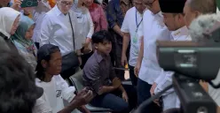 Bupati Bekasi Ade Kuswara Kunang dampingi Mentri Kesehatan RI Budi Gunadi Sadikin, melakukan dialog langsung dengan pasien yang menderita penyakit kusta di kantor Kecamatan Serang Baru, Kabupaten Bekasi. (Sumber: Dok. Pemkab Bekasi)